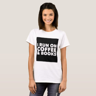 Iコーヒーおよび本の白のTシャツで走られて Tシャツ