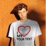 Iハートカスタマイズ可能なフォト文字Tシャツ Tシャツ<br><div class="desc">サンセリフのフォントとガールフレンド、妻、ボーイフレンドモダン、または夫の写真を使用しカッコいいてモダン、この面白いシャツのテンプレートと自分の写真の文字Tシャツを作成する巨大な赤いハートに。自分の写真、名前、または任意の文字を追加パーソナライズされたする。「I love My Giral」のTシャツのデザインテンプレートは、バレンタイン、記念日、誕生日の贈り物を作るのに最適。最小注文はないが、予算の中で滞在し、シャツあたりの最低価格を楽しむためのより多くの数量を選択。私のガールフレンドユニークのTシャツが大好きだから、彼氏のために自分の贈り物を作りなさい！</div>