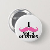 I口ひげ質問ピンクの口ひげ 缶バッジ (正面&裏面)