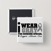 I衣服グレーリボン特別な人 缶バッジ (正面&裏面)
