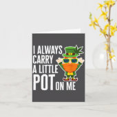 I Always Carry T On Me Funny Lucky St Patricks Day カード (黄色い花)
