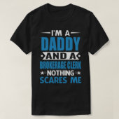 I Am A DADDY And A Brokerage Clerk Nothing Scares  Tシャツ (デザイン正面)