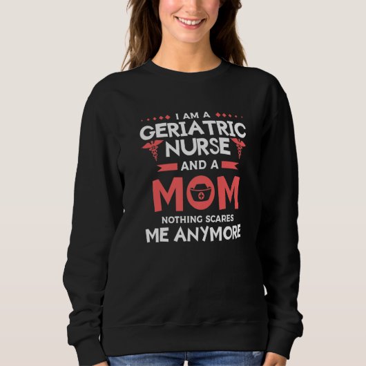 I Am A Geriatric Nurse And A Mom Nothing Scares Me スウェットシャツ (正面)