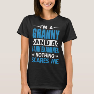 I Am A GRANNY And A Bank Examiner Nothing Scares M Tシャツ