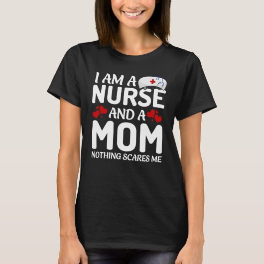 I am a mom and a nurse nothing scares me tシャツ (正面)