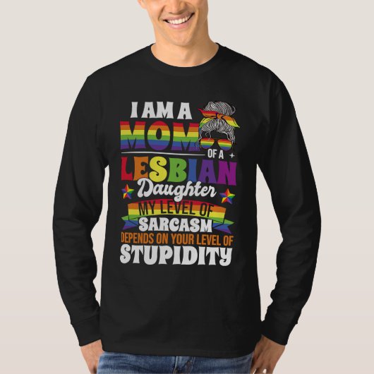 I Am A Mom Of A Lesbian Daughter Pride Month LGBTQ Tシャツ (正面)