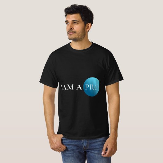 I AM A PRO | エンパワーメントミニマリスト Tシャツ (正面フル)