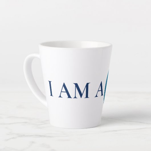 I AM A PRO | Bold Minimalist Blue Circle Mug カフェラテマグ (左アングル)