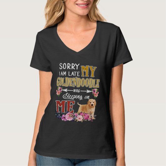 I am Late My Goldendoodle Sleeping Dog Tシャツ (正面)