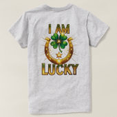 I Am Lucky – シンボはっきりしたルTシャツデザイン Tシャツ (デザイン裏面)