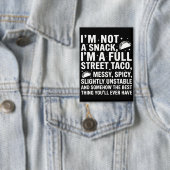 I Am Not A Snack I'm A Full Street Taco Messy 缶バッジ (インサイチュ)