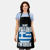 I Am Not Yelling I Am Greek T-Shirt エプロン (着用した状態)