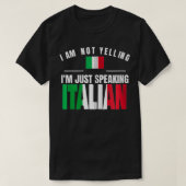 I Am Not Yelling I'm Just Speaking Italian Funny I Tシャツ (デザイン正面)