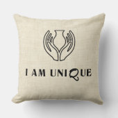 “I AM UNIQUE”ミニマリスト クッション (正面)