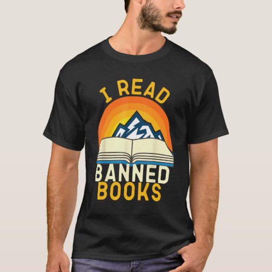 I Am With the Banned Books Shirts Funny I Read Ban Tシャツ (正面)