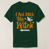 I Am With The Witch Funny Halloween For Men Costum Tシャツ (デザイン正面)
