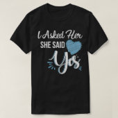 I Asked Her & She Said Yes Romantic Couples Engage Tシャツ (デザイン正面)