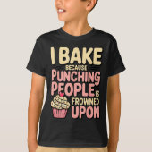 I Bake Because Punching People Is Frowned Un Baker Tシャツ (正面)