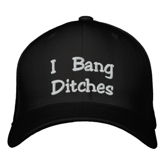 "I Bang Ditches"フレックスフィット黒刺繍帽子 刺繍入りキャップ (正面)