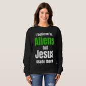 I believe in Aliens but Jesus made them スウェットシャツ (正面フル)