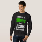 I believe in Aliens but Jesus made them スウェットシャツ (正面フル)