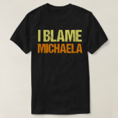 I Blame Michaela Funny Friends Humor Buddy Know It Tシャツ (デザイン正面)
