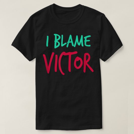 I Blame Victor Friends First Name Buddy Nickname Tシャツ (デザイン正面)