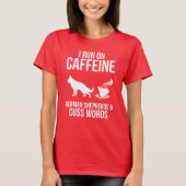 I Caffeinで走られて、ジャーマン・シェパードの女性Tシャツ Tシャツ (正面)