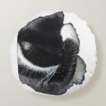 I Can't Even Right Meow ラウンドクッション<br><div class="desc">Introducing Binx... This humorous image features a black-and-white tuxedo cat curled up with one paw dramatically covering his face, as if he has completely given up on the day. With his head tucked down and eyes hidden, the cat looks adorably fed up—like he just heard the most ridiculous thing imaginable...</div>
