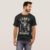 I Can't I Have Plans With Bigfoot Funny Sasquatch Tシャツ (正面フル)