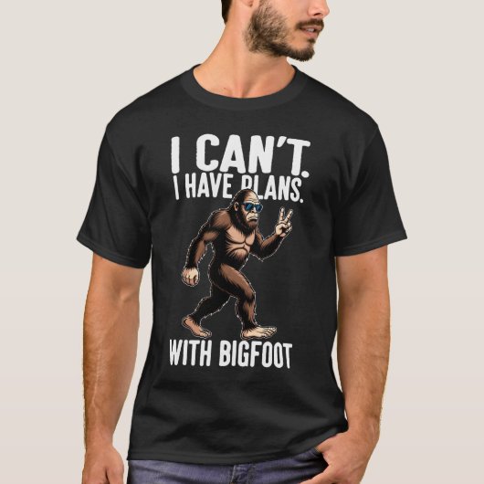 I Can't I Have Plans With Bigfoot Funny Sasquatch  Tシャツ (正面)