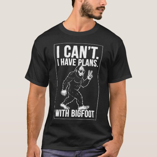I Can't I Have Plans With Bigfoot Funny Sasquatch Tシャツ (正面)