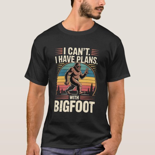 I Can't I Have Plans With Bigfoot Funny Sasquatch  Tシャツ (正面)