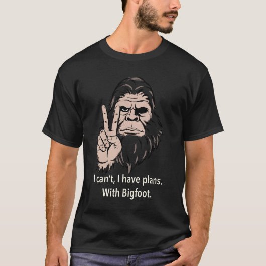 I Can't I Have Plans With Bigfoot Funny Sasquatch  Tシャツ (正面)