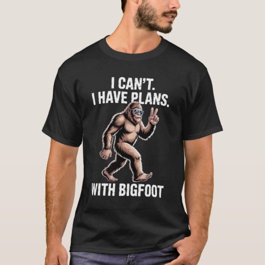 I Can't I Have Plans With Bigfoot Funny Sasquatch  Tシャツ (正面)