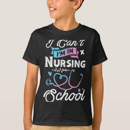 I Can't I'm In Nursing School Funny Gift Design Id Tシャツ (正面)