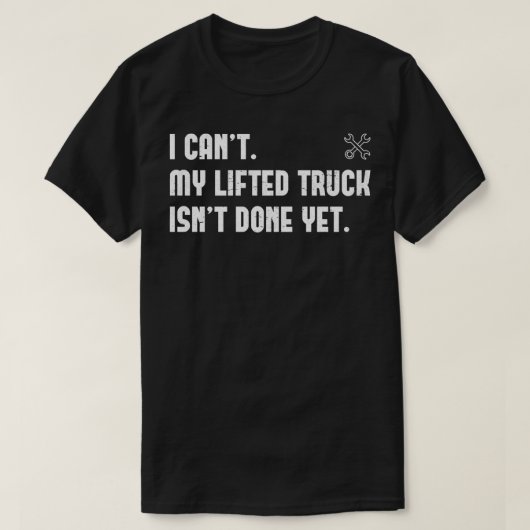 I Can't My Lifted Truck Isn't Done Yet Funny Truck Tシャツ (デザイン正面)