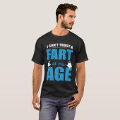 I Cant Trust A Fart At My Age Fart Old Man Tシャツ (正面フル)