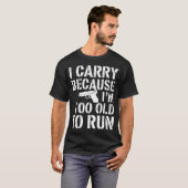 I Carry Because Im Too Old To Run  Funny Gun Owner Tシャツ (正面フル)