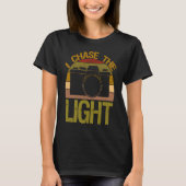I Chase The Light Camera Aperture Focal Length Tシャツ (正面)