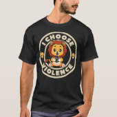 I Choose Violence Funny Cute Lion holding Gun Tシャツ (正面)