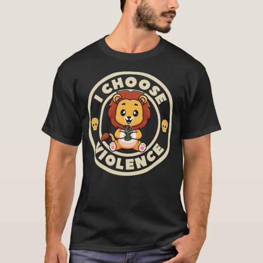 I Choose Violence Funny Cute Lion holding Gun Tシャツ (正面)