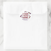 I Cook With Wine Funny Sticker - Wine Lover Gift ラウンドシール (バッグ)