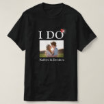 I DO婚約リングや輪カップル写真名ミニマル Tシャツ<br><div class="desc">私は婚約リングや輪カップルの写真と名前ミニマルな幸せとおもしろいTシャツを行う。この祝可愛いTシャツの特別イベント。すべての文字は、あなた自身の詳細で簡単かつ迅速に変更するために事前に配置されている。</div>