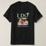 I DO婚約リングや輪カップル写真名ミニマル Tシャツ<br><div class="desc">私は婚約リングや輪カップルの写真と名前ミニマルな幸せとおもしろいTシャツを行う。この祝可愛いTシャツの特別イベント。すべての文字は、あなた自身の詳細で簡単かつ迅速に変更するために事前に配置されている。</div>
