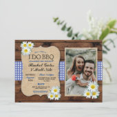 I DO BBQカップルのシャワー素朴デイジーブルーフォト 招待状 (スタンド正面)