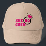 I Do Crew | She Do Crew 花嫁 ブライズメイド バチェロレッテパーティー プレ キャップ<br><div class="desc">レトロな70年代のタイポグラフィをテーマにした、結婚式前の花嫁とブライズメイドのためのクールなデザイン。春と夏のパーティーに最適な「She Do Crew」というメッセージが特徴で、ピンクのハートと婚約指輪のユーモアのあるバチェロレッテフレーズデザイン。モダンでおしゃれなレトロバチェロレッテガールズデザイン。</div>