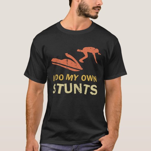 I Do My Own Stunts Broken Arm Leg Jetski Women Men Tシャツ (正面)