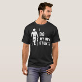I Do My Own Stunts Get Well Gifts Funny Injury Leg Tシャツ (正面フル)