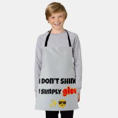 I Don’t Shine, I Simply Glow エプロン (着用した状態)